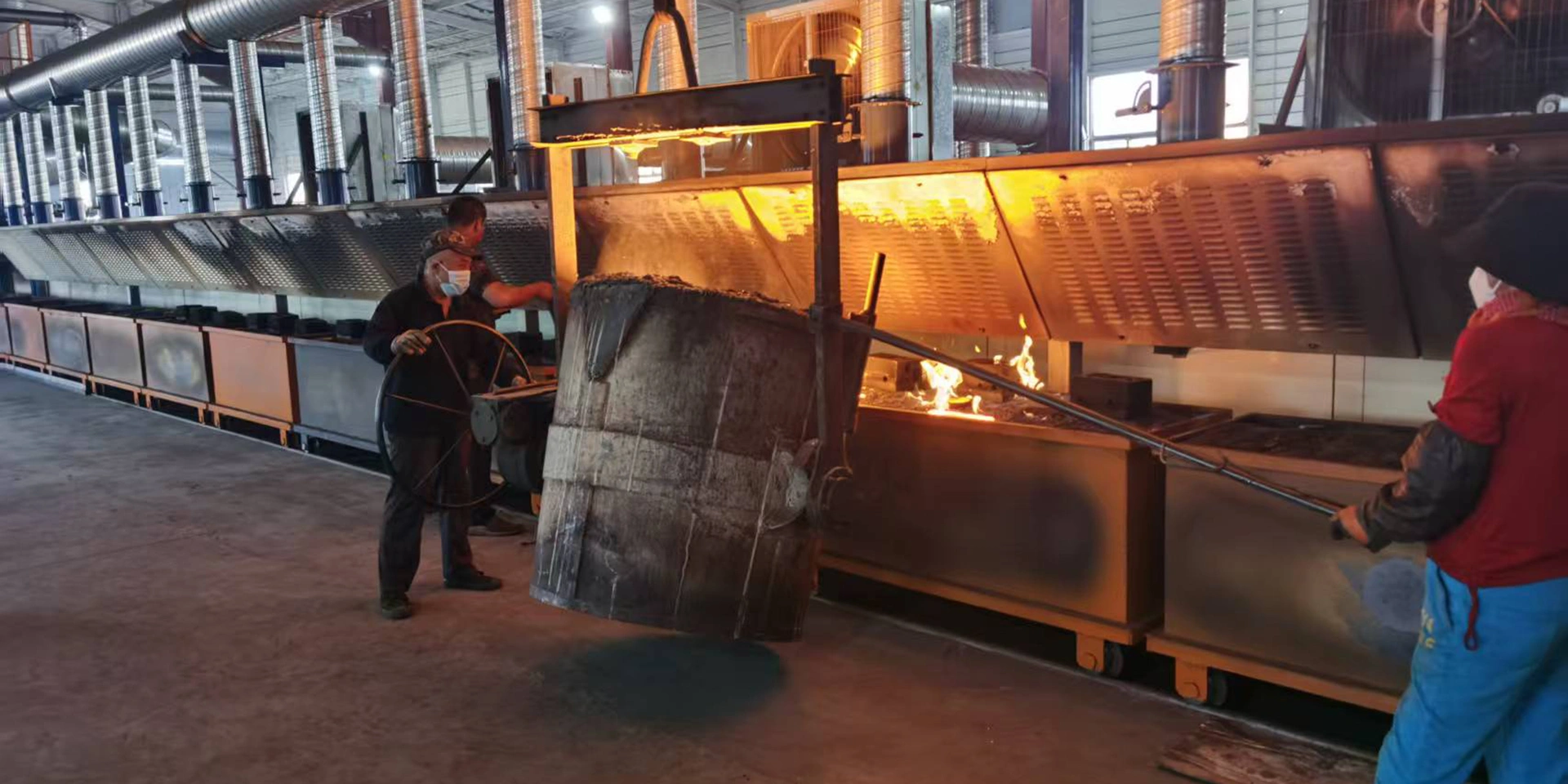 Custom Iron Casting Foundry — Molten Iron Pouring